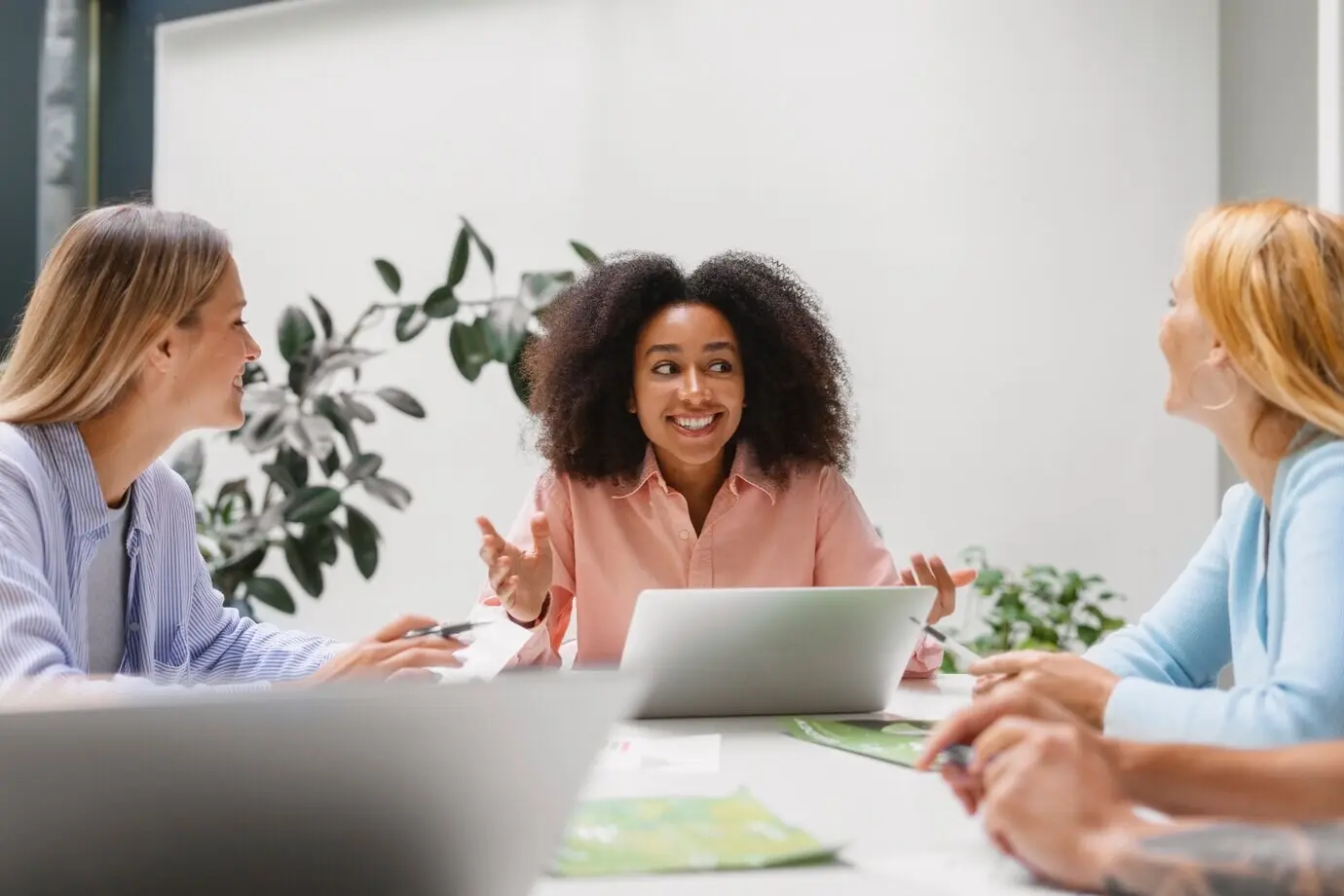 Люди, вместе работающие в технологическом бренде.