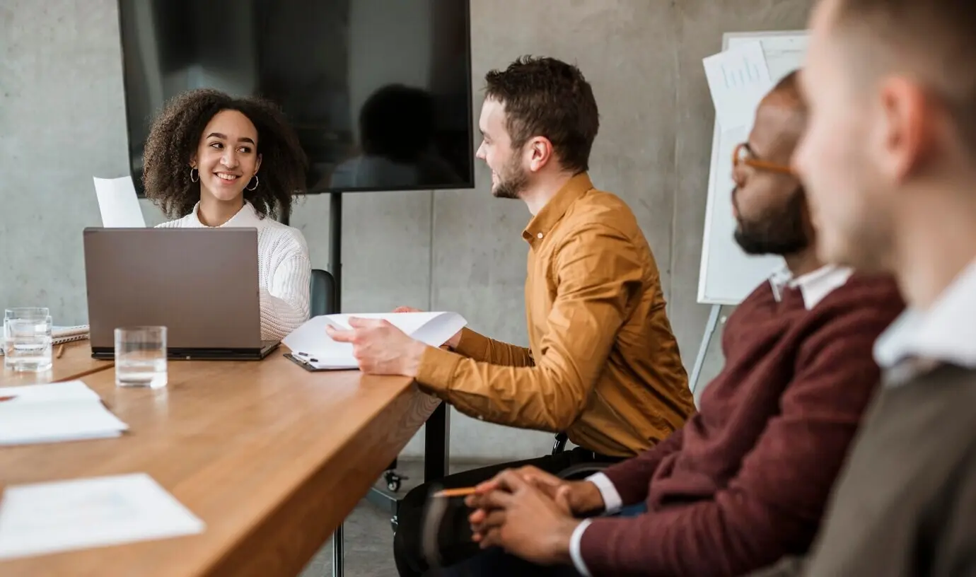 Люди за столом во время офисной встречи.